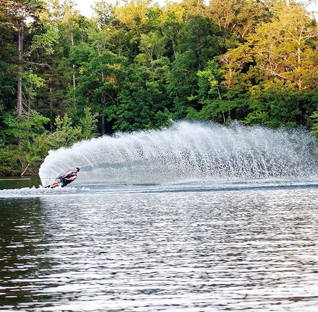 Personne faisant du Ski Nautique